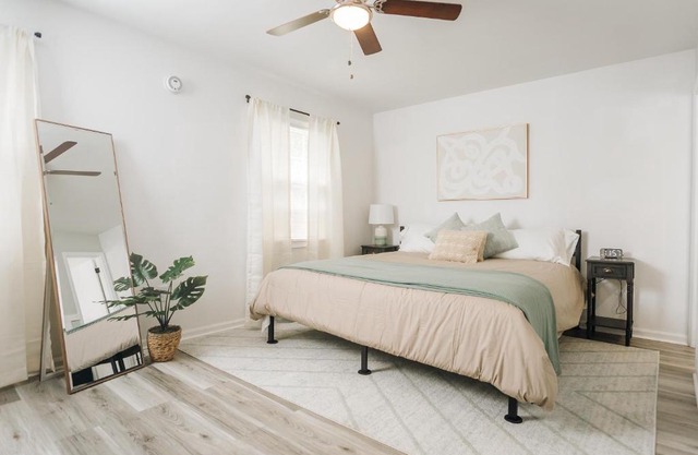 Tranquil Luxury: Modern Comfort!