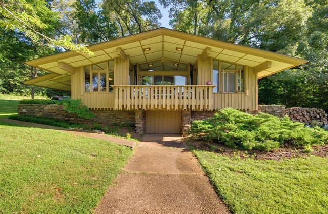 Tranquil Mid-Century Modern Cottage w/ Forest View