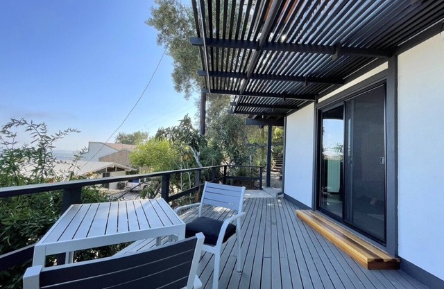 Tranquil Mid Century Studio With Deck and Views!