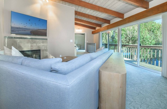 Tranquil Modern 4-bedroom Beach House with WiFi in Santa Cruz County