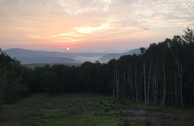 Ruhiger, moderner Rückzugsort mit weitem Bergblick, Sauna, Holzofen