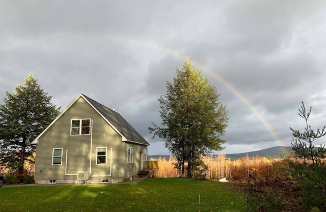 Tranquil mountain view home near downtown North Conway Mountain Views. Cable TV.