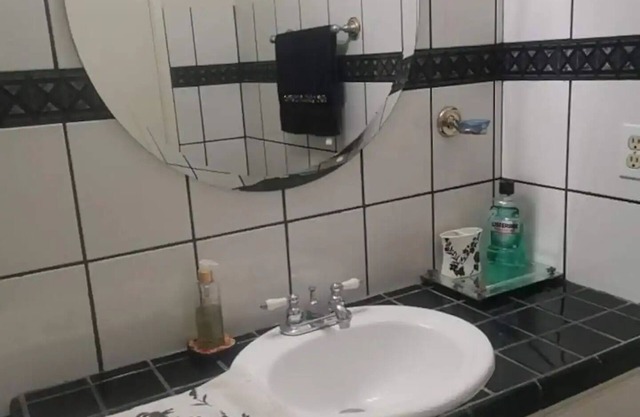 Tranquil gated home, lovely gardens great view, 5 minutes to beach.