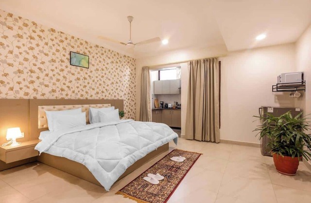 Tranquil Nest in Gurgaon w/ balcony