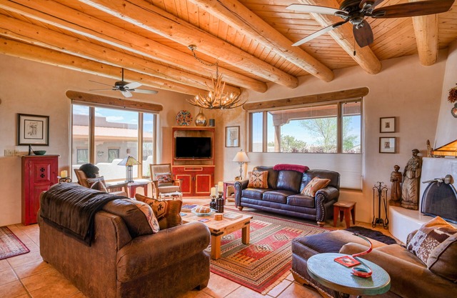 Tranquil oasis with casita, fast WiFi, patios, hot tub & mountain views