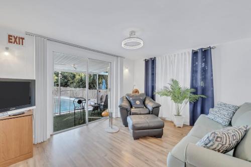 Tranquil Pool Home in Hollywood Close to Beach Airport