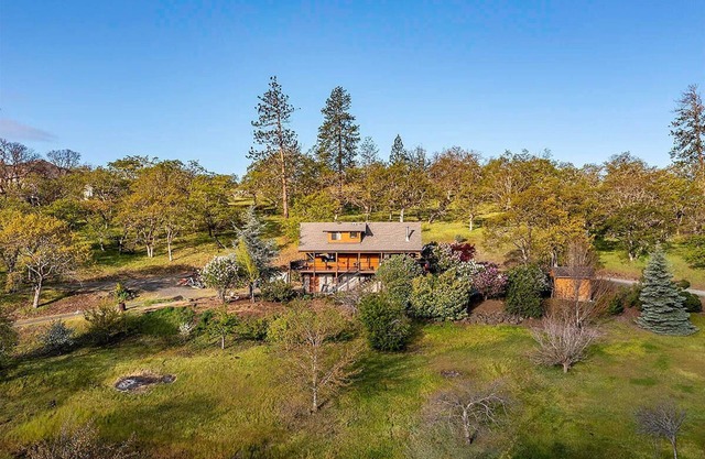 Tranquil, private retreat with stunning views yet close to everything.