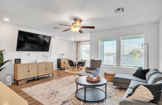 Tranquil Retreat 15-17 min from COTA, Tesla factory & the Airport. Private patio