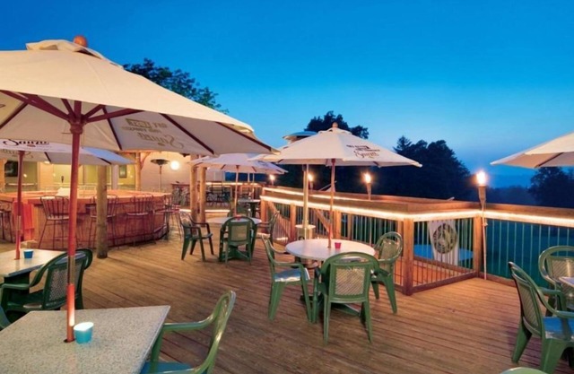 Tranquil Retreat: Lakeview Golf Resort Studio