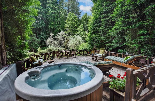 Tranquil Retreat on Austin Creek, Surrounded by Forest Views