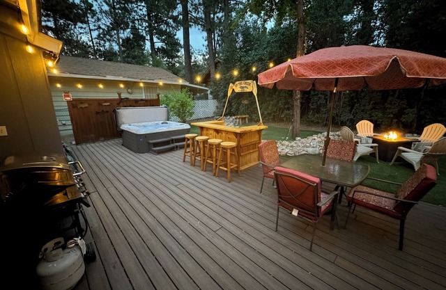Tranquil Retreat with Fenced Backyard, Hot tub & Bar