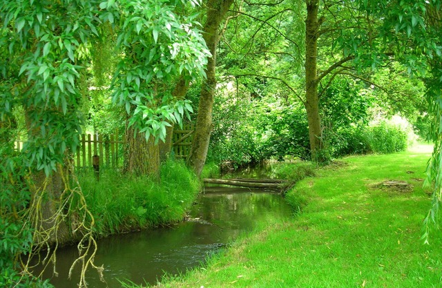 Ruhiges Häuschen am Flussufer auf dem Gelände einer Wassermühle.