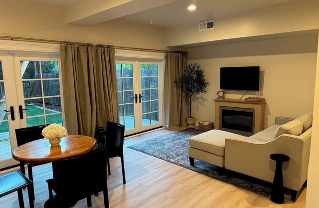 Tranquil, Spacious Studio in Coveted Cow Hollow- Prime Location!