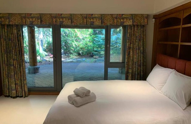 Tranquil Studio Hideaway in Scenic Whistler