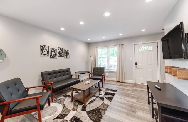 Tranquil townhome with AC in NoDa Charlotte
