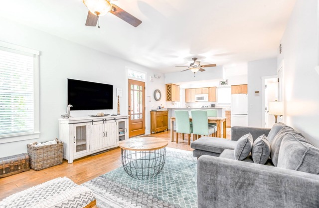 Tranquil tropical retreat with pool, private deck, & W/D - walk to bars/dining