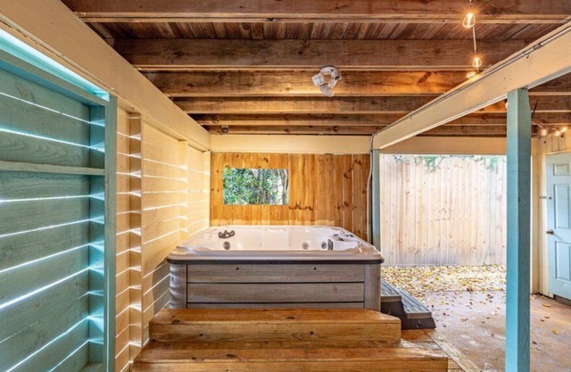 Tranquil Uptown Escape: Family-Friendly 3BR, 2BA, Parking, Hot Tub, Spacious Backyard
