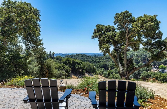 Tranquil View 2-bedroom Cottage Near Wineries and Beaches and EV Charger