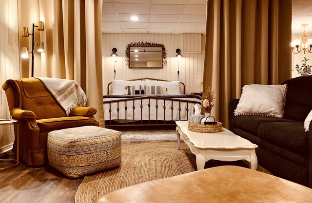 Tranquil Wooded King Bed Suite Close to Everything