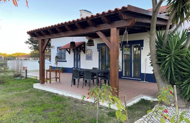 Tranquila Quinta Portuguesa a 45 Minutos de Lisboa com Arvores Frutos e Vinha