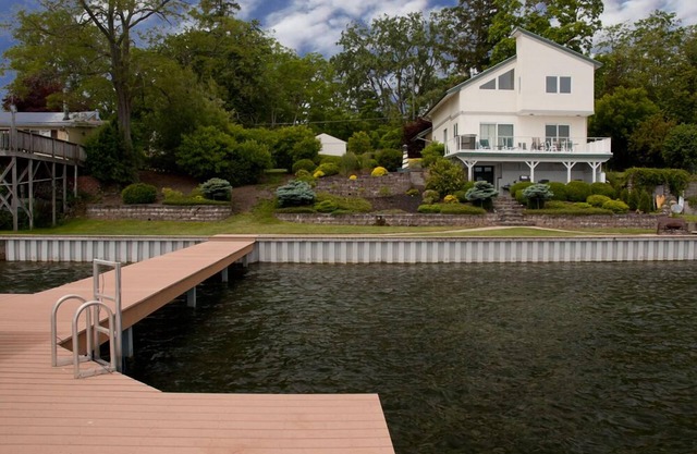 Tranquility:"Close to Downtown Geneva + Seneca Lake Wine Trail Retreat!"