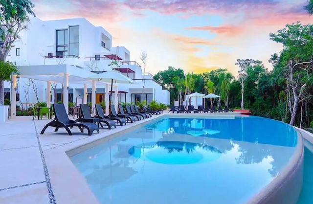 Tranquility Oasis: Private Penthouse living with local Pool, Beach and Golf!