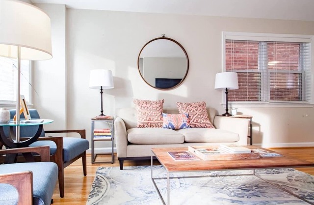 Transit-Friendly Home / Old Town / Parking