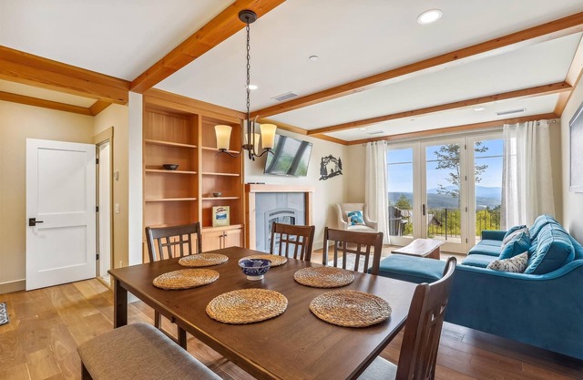 Trapp Hill View: 2 br, fireplace, a/c, deck & views, resort amenities!