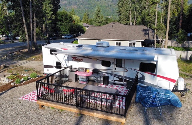 Travel Trailer at Christina Lake, walk to Kingsley Beach!