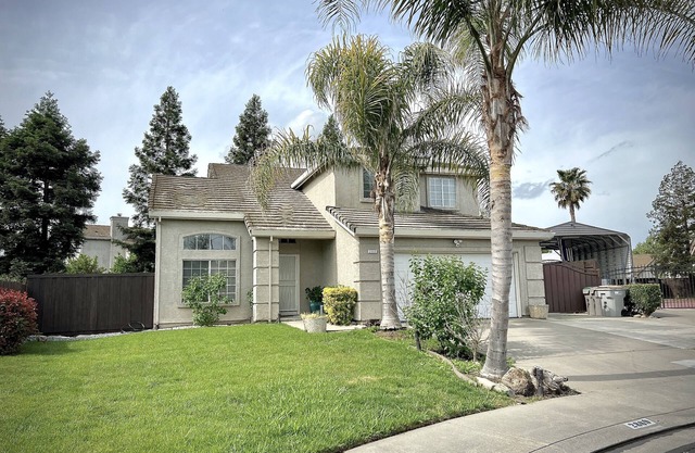 Travelers Dream! Large Home, Huge Yard, Style & Comfort