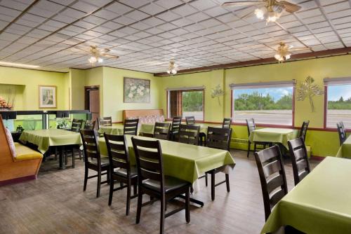 Travelodge by Wyndham Dawson Creek