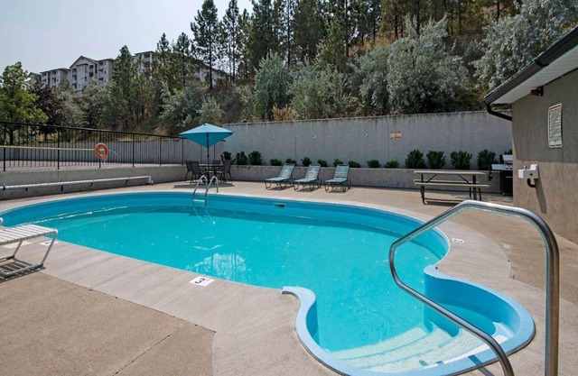 Travelodge by Wyndham Kamloops Mountview