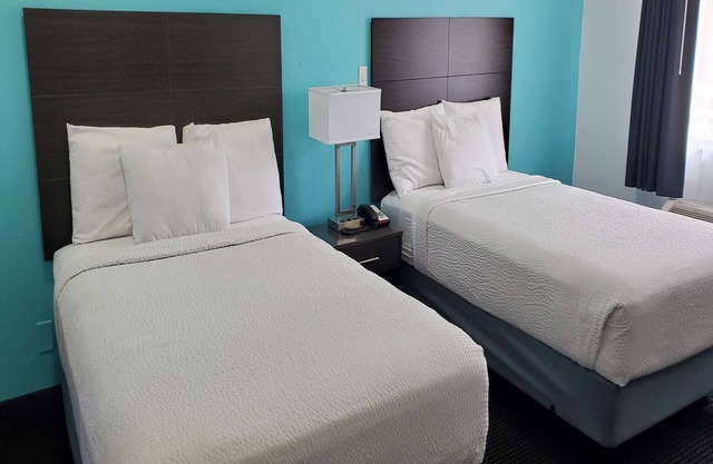 Travelodge by Wyndham Livonia/Canton/Novi Detroit Area