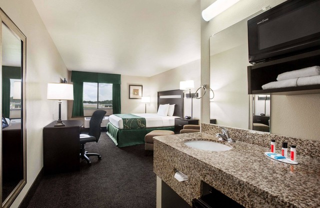 Travelodge by Wyndham Livonia