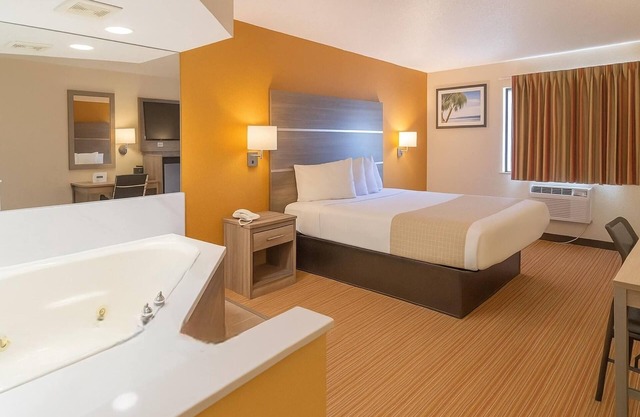 Travelodge by Wyndham Muskegon