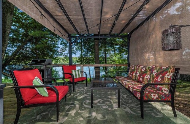Traverse City LAKE Front Cottage15 Min to Downtown Front St. PET Friendly GRILL