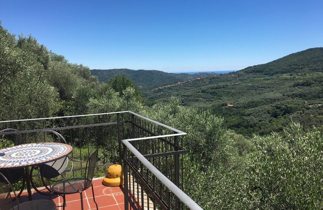 Wohnung in Landhaus mit Pool 15 km vom Meer und den Stränden