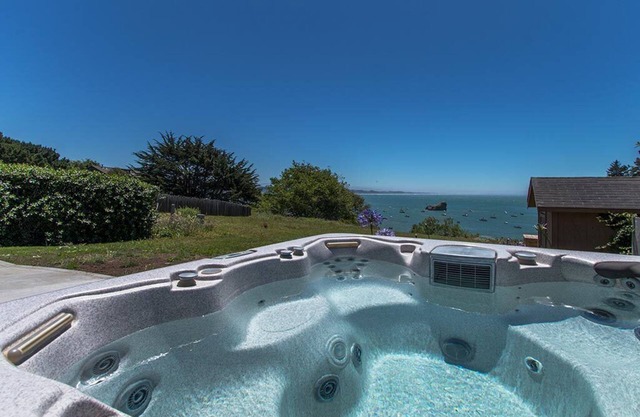 Schatzhöhle ~ Meerblick von Hot Tub, in der Stadt, zu Fuß zum Strand, Ping Pong!
