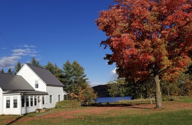 Ein außergewöhnliches Bauernhaus in South Bay, Lake MemphreMagog, heißt Sie willkommen.