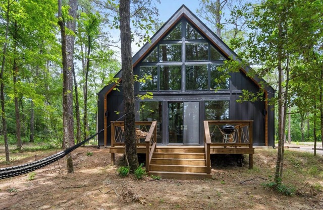 Tree Frog, Charming Two-Bedroom Lakefront Cabin with Firepit (Tree Frog)
