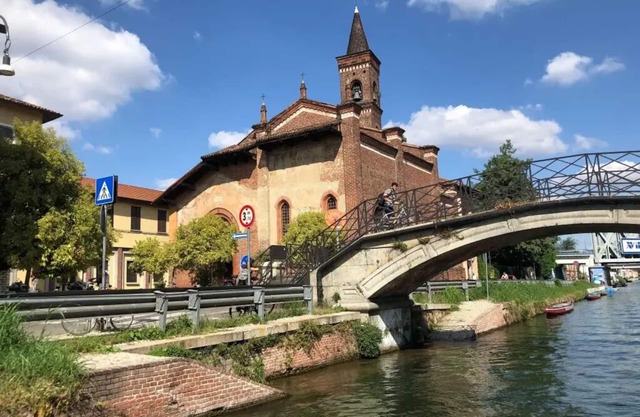 Baumhaus am Kanal Naviglio Grande