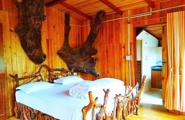 Baumhaus auf Eiche am stillen Tal Alchauna entlang Fluss Kalsa