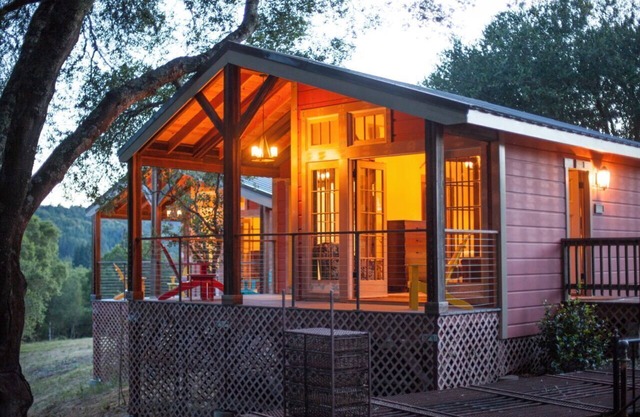 TREE HOUSE, WITH INDOOR/OUTDOOR SHOWER, PRIVATE DECK, POOL & INFIINITY HOT TUB