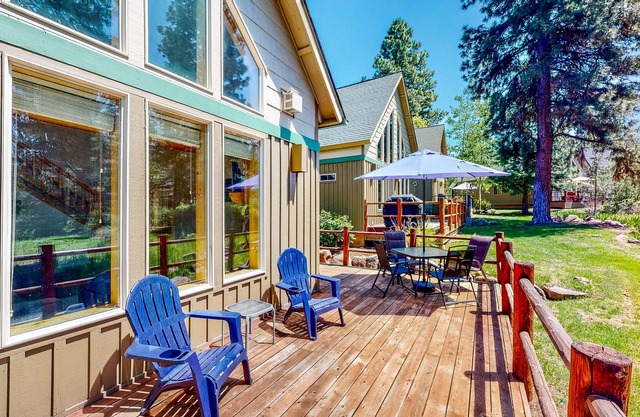 Tree-Lined Cabin - Large Deck & Pool Access