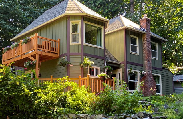 Tree-lined home with firepit, grill, balcony, & wood-burning fireplace - dogs ok