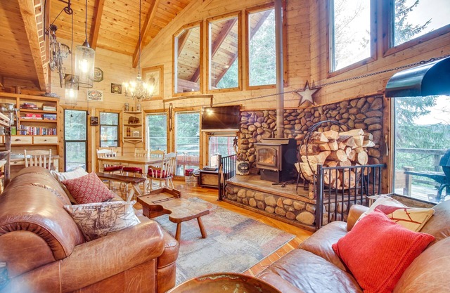 Tree-Lined McCall Cabin: Walk to Payette River!