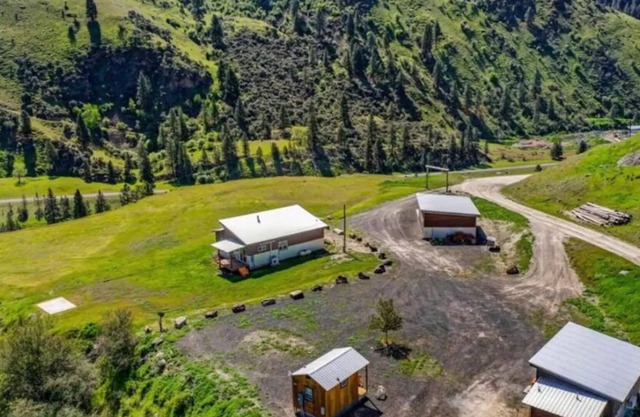 Tree-Stone Ranch Cabin B with Canyon Views