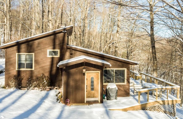 Tree Tops Retreat, A Stylish 3 BR Getaway with Hot Tub