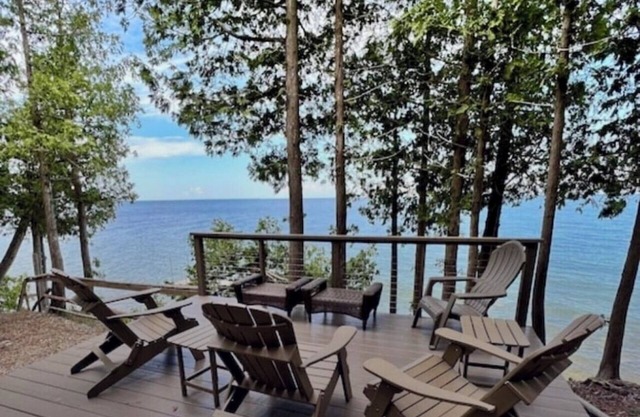 TREEBROOK Luxury Waterfront 5 BR 3 BA home Stunning Views, Decks, and Fire Pit