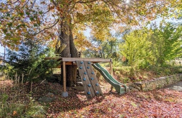 TreeFort, ZipLine, Kayaks, Beach6min drive, Vaulted Ceilings & 3 Ssn Porch/Deck
